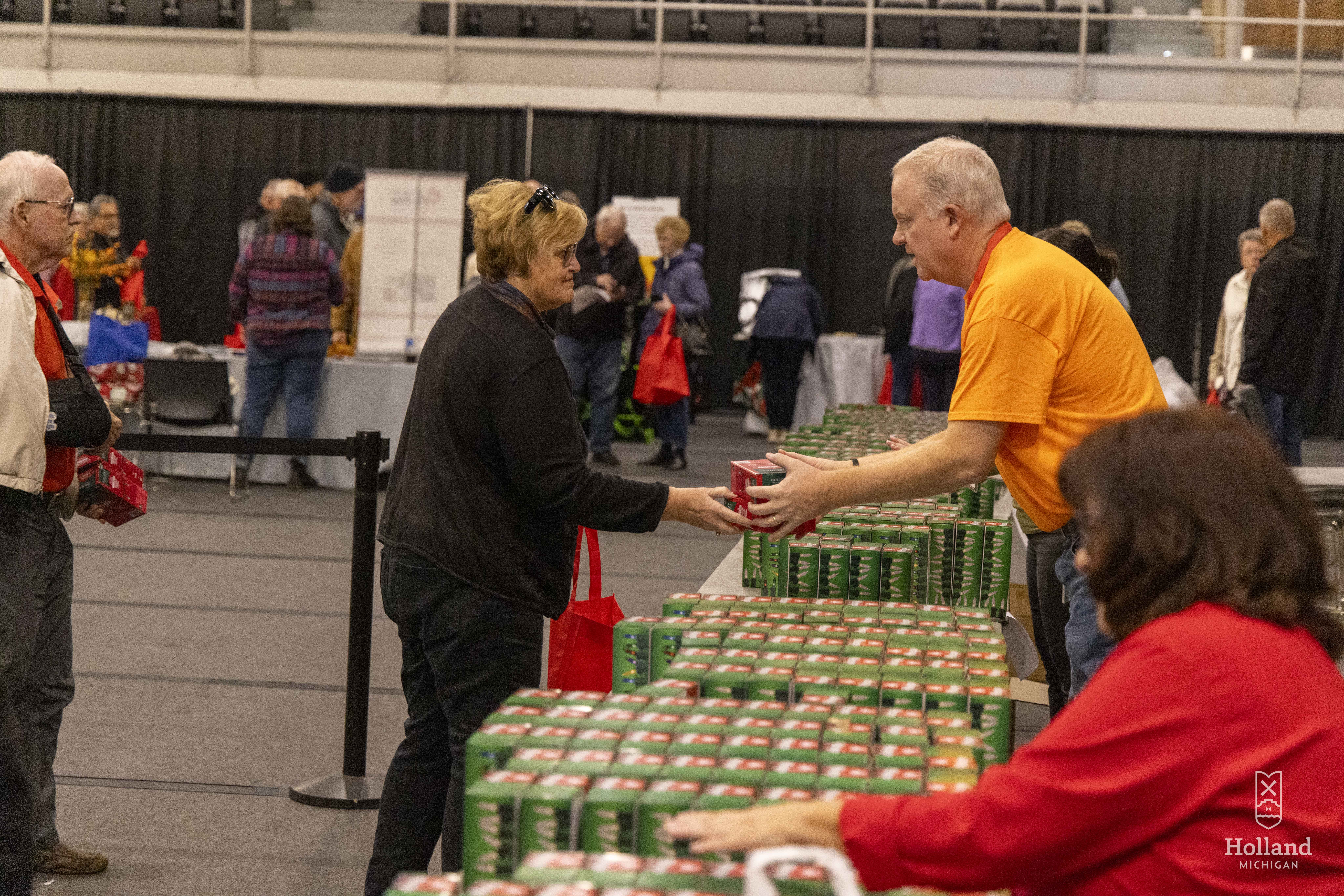 BPW employee helps attendee with holiday lights